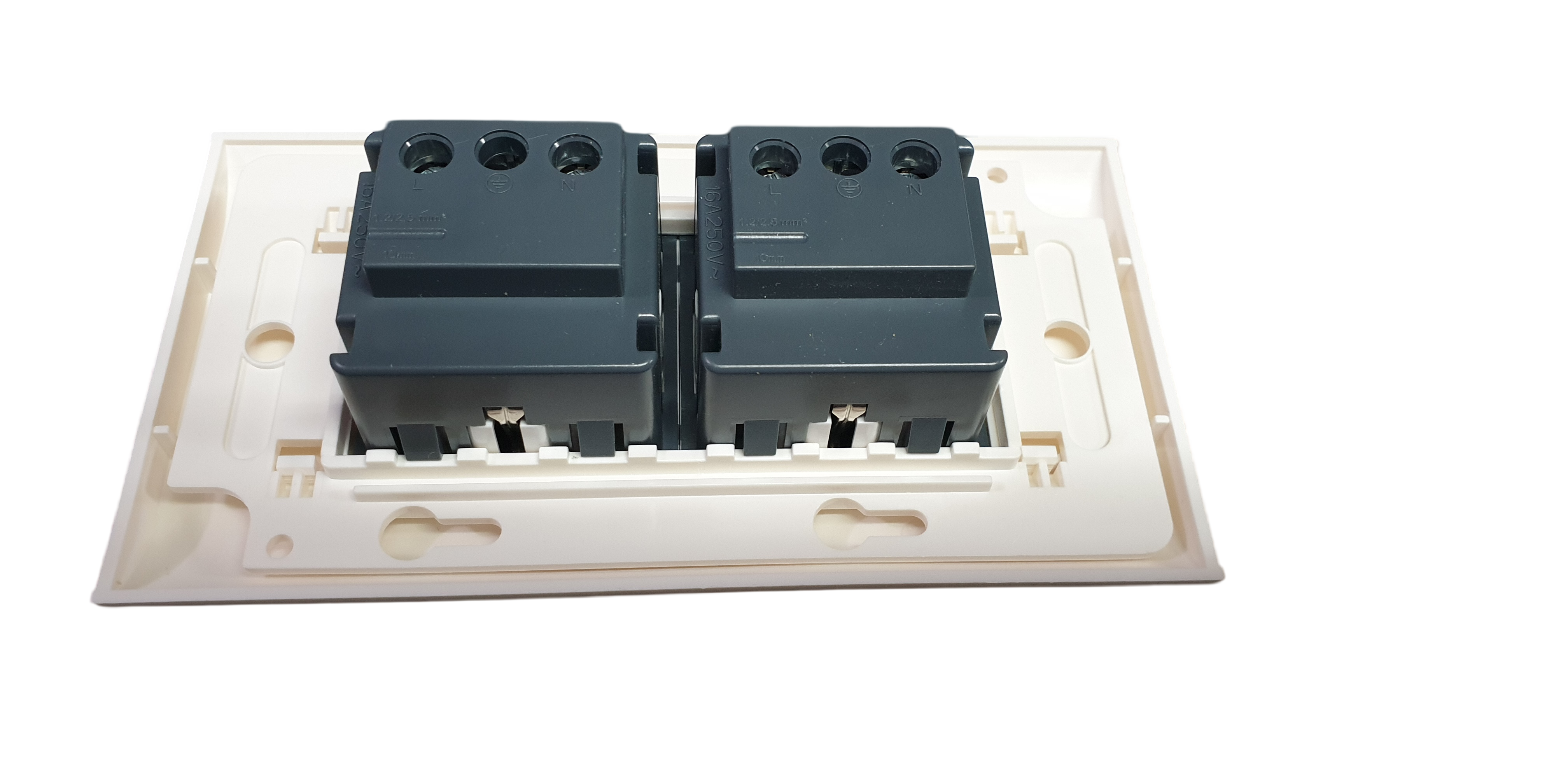 Priza electrica dubla LanKATT, schuko, PT, montaj aparent (pe tencuiala), modulara, 80x148, ALB 7 27558753