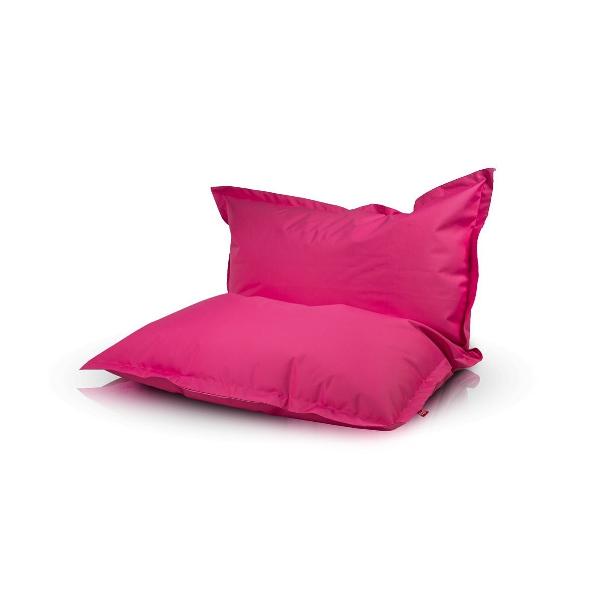 Copil zambitor asezat confortabil pe perna de sezut giganta roz model NC10, citind o carte si bucurandu-se de momentul de relaxare.