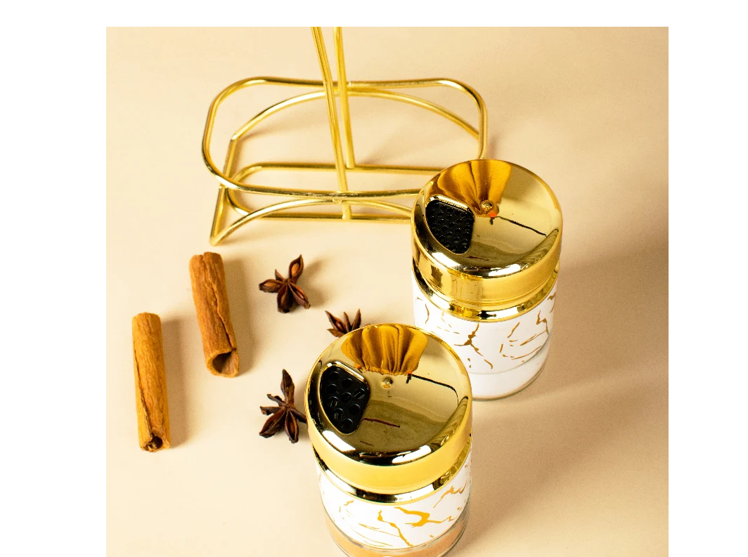 Set 2 solnite At Performance, pentru sare si piper, cu suport metalic, alb/auriu - Rasnite si dozatoare condimente - atMag.ro Set 2 solnite At Performance, pentru sare si piper, cu suport metalic, alb/auriu - Rasnite si dozatoare condimente - atMag.ro