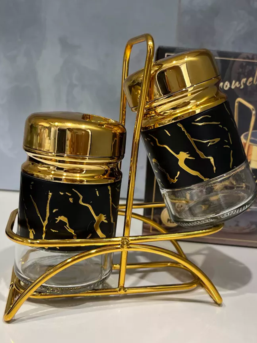 Set 2 solnite At Performance, pentru sare si piper, cu suport metalic, negru/auriu - Rasnite si dozatoare condimente - atMag.ro Set 2 solnite At Performance, pentru sare si piper, cu suport metalic, negru/auriu - Rasnite si dozatoare condimente - atMag.ro