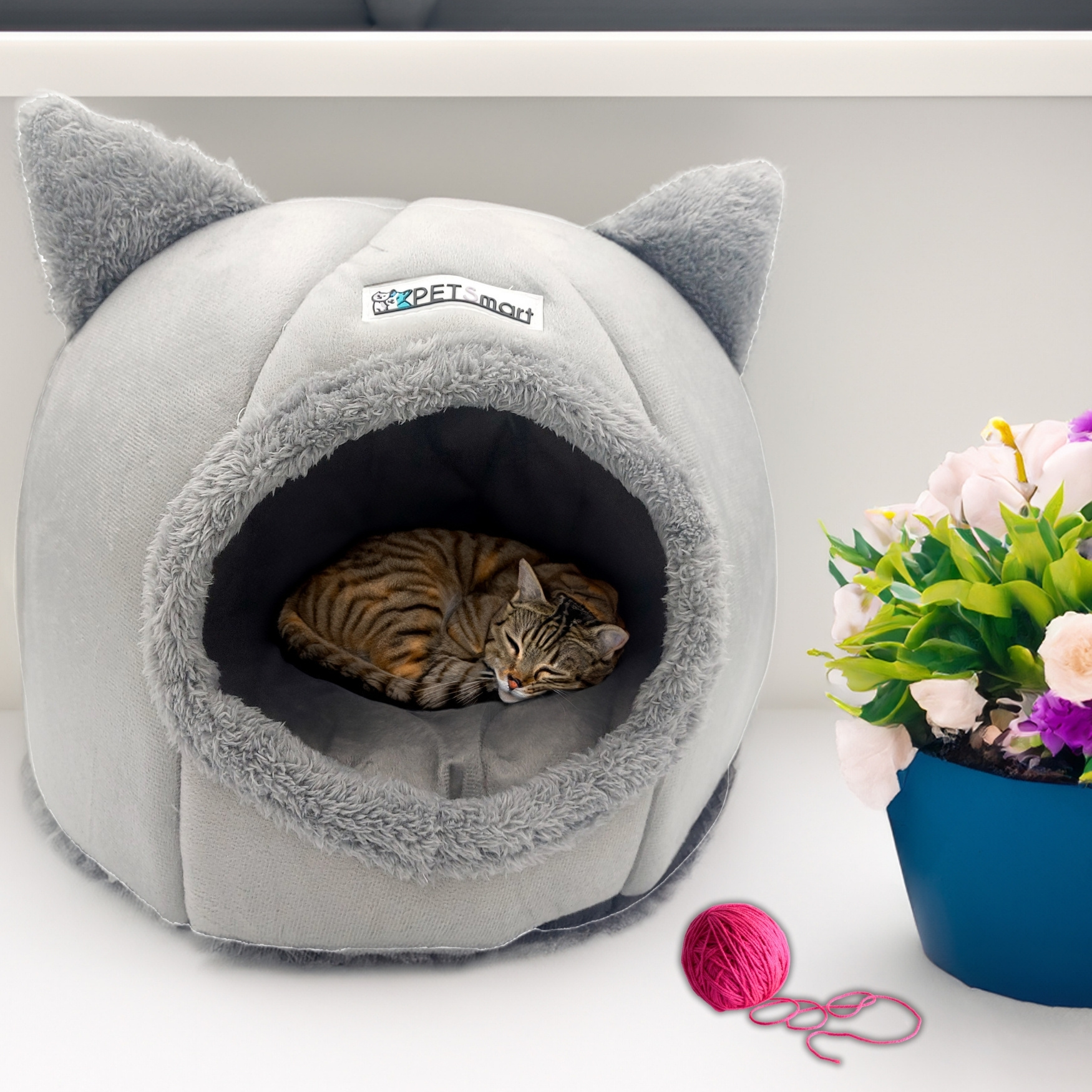 уютната къща за котки с котешки уши