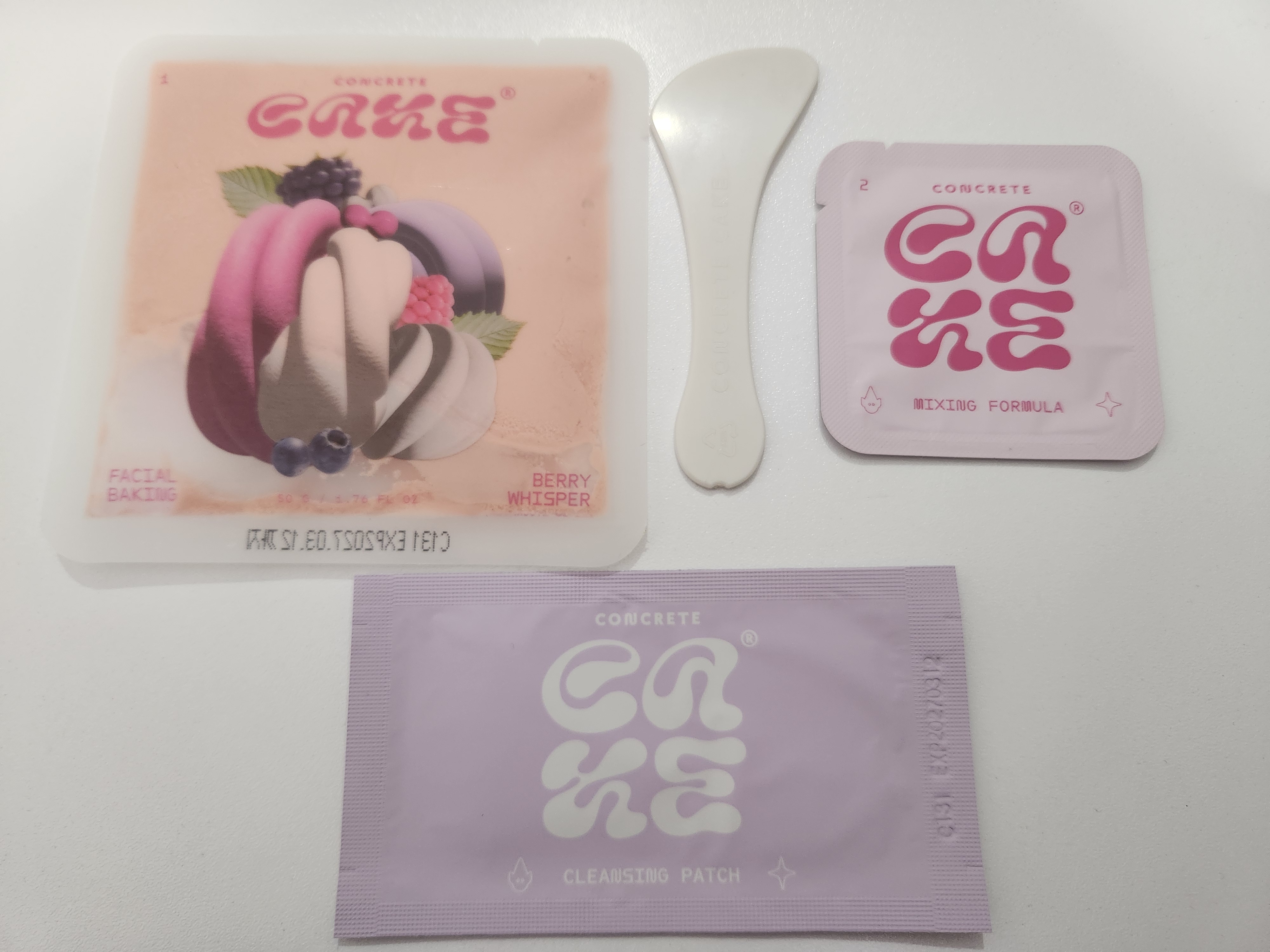 Masca coreeana pentru ten, Concrete Cake Berry Whisper - cu 7 tipuri de fructe de padure, efect de hidratare intensa si albire a tenului [1]